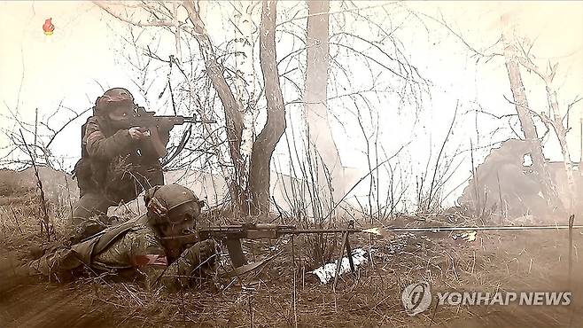러시아 쿠르스크 전선에 배치된 북한군 북한 조선중앙TV는 우크라이나 전쟁에 참전한 북한군의 전투 영상 기록물을 2025년 8월31일 공개했다. [조선중앙TV 캡처]