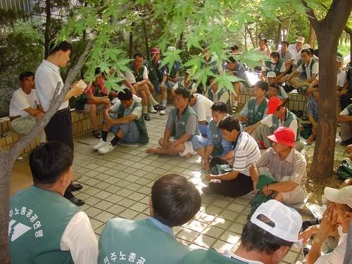 환경미화원들 앞에서 노조에 대해 강의하는 하종강 [본인 제공]