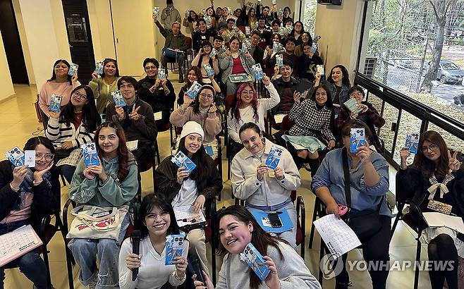 멕시코 한류팬도 즐기는 '빼빼로 데이' (멕시코시티=연합뉴스) 11일(현지시간) 멕시코시티에 있는 주멕시코 한국문화원에서 한류 팬들이 '빼빼로 데이'를 맞아 K컬처 퀴즈쇼와 나눔 이벤트를 하며 기념 촬영을 하고 있다. 2025.11.12 [주멕시코 한국문화원 제공. 재판매 및 DB 금지] walden@yna.co.kr