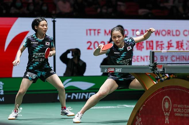혼성단체 월드컵 여자복식에 나선 최효주(왼쪽)와 김나영 [ITTF SNS 캡처. 재판매 및 DB 금지]