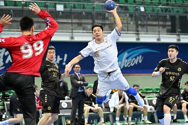 6일 상무 전에서 슛을 던지는 인천도시공사 김진영. [한국핸드볼연맹 제공. 재판매 및 DB 금지]