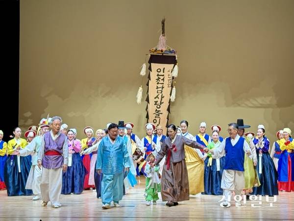 지난 6일 오후 인천 부평아트센터 해누리극장에서 열린 지운하 명인의 ‘예인 인생 70년’ 기념 공연 ‘동행’의 커튼콜 모습. 지운하 명인과 출연진과 함께 관객들에게 인사하고 있다. 2025.12.6 /박경호기자 pkhh@kyeongin.com