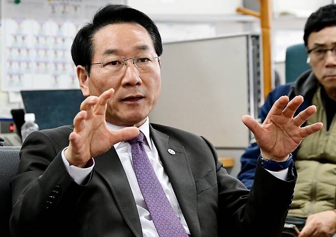 ▲ 유정복 인천시장이 지난달 13일 시청 기자실에서 현안에 대한 입장을 밝히고 있다. /사진제공=인천시