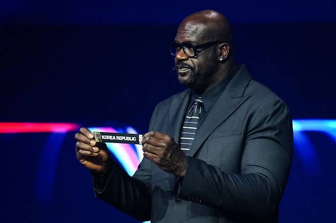 6일 미국 워싱턴DC 케니디센터에서 열린 2026 국제축구연맹(FIFA) 북중미 월드컵 본선 조 추첨식에서 미국의 농구 스타 샤킬 오닐이 한국을 뽑고 있다.