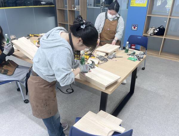 청년공간플라잉에서 진행하는 청년성장프로젝트 목공교실에서 참가자가 작품을 만들고 있다.
