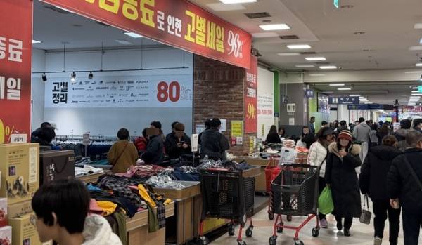 7일 낮 12시30분쯤 충북 홈플러스 동청주점 지하 1층에서 열린 고별정리 행사로 시민들이 북새통을 이루고 있다./이용주기자