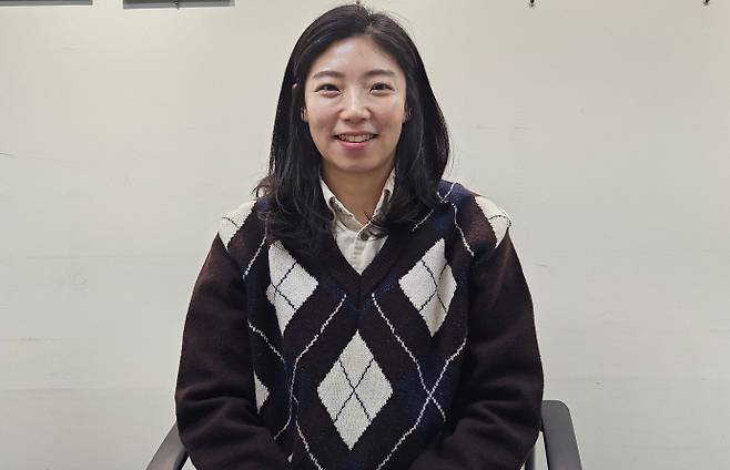 지난 5일 광주광역시 서구 풍암동행정복지센터에서 만난 최희연(40·여)'동화 읽는 어른들' 동아리 대표가 남도일보와 인터뷰를 하고 있다. /박준호 기자 bjh@namdonews.com