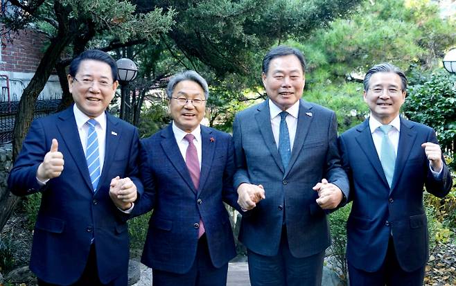 (왼쪽부터)김영록 전라남도지사, 강기정 광주광역시장, 김산 무안군수, 김용범 대통령실 정책실장이 지난달 19일 서울에서 광주 민간·군 공항 통합이전 현안 논의를 위한 간담회를 갖고 기념촬영을 하고 있다. /전남도 제공