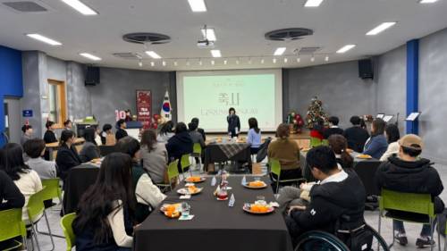 ◇강원특별자치도청소년상담복지센터가 지난 5일 센터 돈보스코홀에서 청소년 전용 공간 ‘봄내친구랑’ 개소 10주년 기념식을 열었다. 센터는 강원특별자치도교육청의 위탁을 받아 봄내친구랑을 운영 중이다.