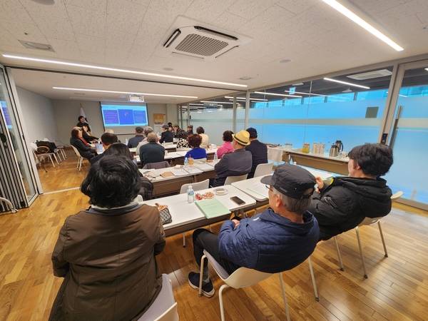 2일 오후 창원 대한민국민주주의전당에서 '미술의 본질과 끊임없는 변화'를 주제로 제50주년 무학화가협회전 연계 공개토론회가 열리고 있다. /류민기 기자