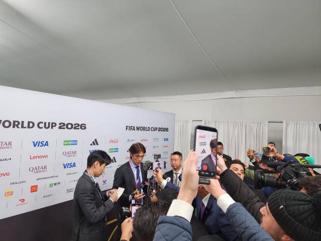 홍명보 축구대표팀 감독이 6일 미국 워싱턴DC 케네디센터에서 열린 2026 북중미 월드컵 조추첨식을 마친 뒤 공동취재구역에서 인터뷰하고 있다. 연합뉴스