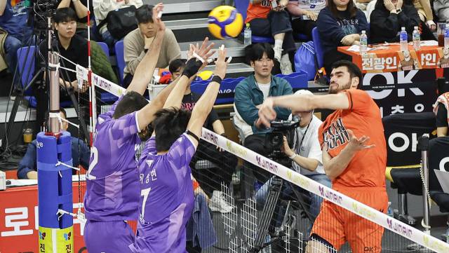 OK읏맨 디미트로프가 지난달 30일 부산 강서체육관에서 열린 2025-2026 프로배구 V리그 우리카드전에서 강타를 터뜨리고 있는 모습. OK읏맨 제공