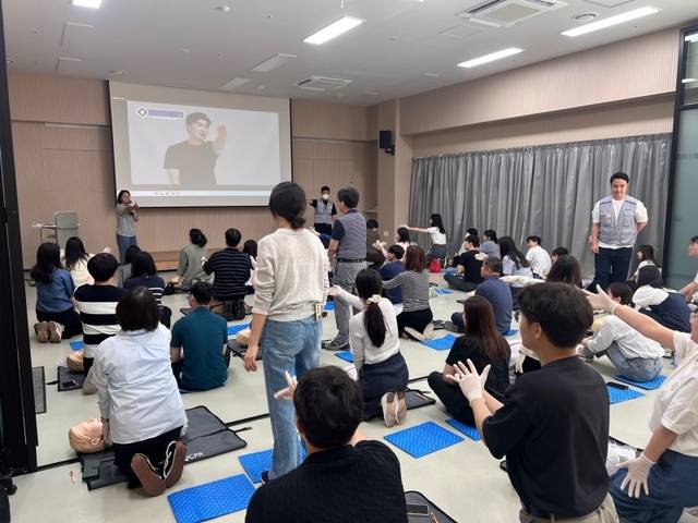 달서보건소와 대구시응급의료지원단이 연계해 심정지 시 행할 수 있는 응급처치에 대한 이론 및 실습교육 시간을 가지고 있는 모습. 달서구보건소 제공