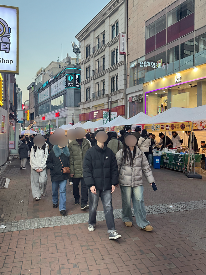 6일 오후 대구 중구 동성로 일원에 열린 2025 동성로 매콤달콤 매운맛 페스타 행사장을 찾은 젊은이들이 부스를 둘러보고 있다. 이남영기자 lny0104@yeongnam.com