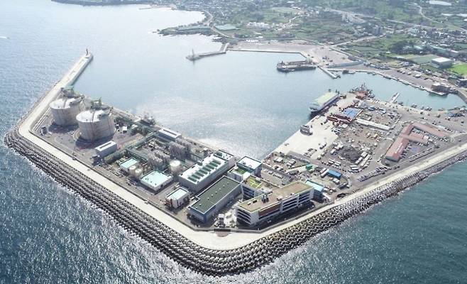 제주지역 LNG(액화천연가스) 인수기지가 들어선 제주시 애월항 전경.