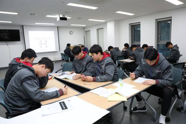 LG는 4일부터 6일까지 경기도 이천 LG챔피언스파크에서 2026시즌 신입단 선수 12명(신인 11명, 육성 1명)을 대상으로 오리엔테이션 및 교육 세미나를 진행했다(사진=LG)