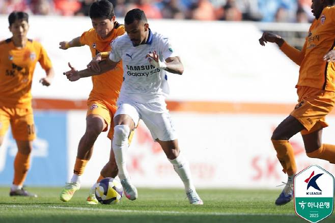 7일 제주월드컵경기장에서 열린 하나은행 K리그 2025 승강 PO 2차전 결과 제주가 1부리그 잔류에 성공했다. 사진=한국프로축구연맹