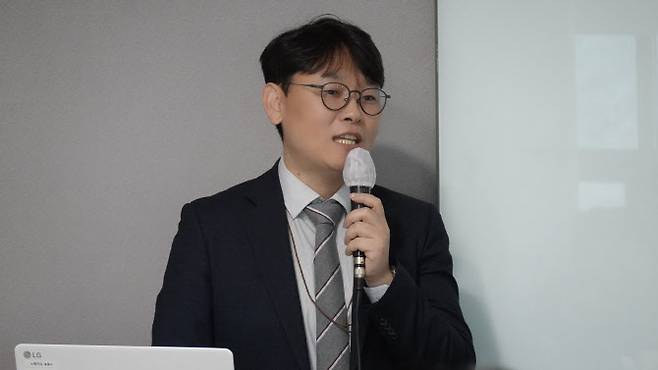 이동화 KISA 공급망안전정책팀장이 4일 서울 광화문에서 열린 ‘이슈앤톡’ 행사에서 ‘SBOM 기반 공급망 보안 모델 구축 성과’를 발표하고 있다. 사진=KISA