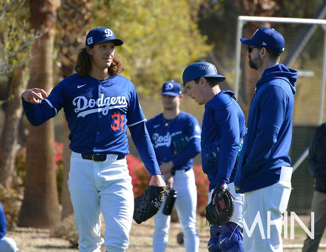 (글라스노우(왼쪽)가 불펜피칭을 마친 뒤 포수 윌 스미스 그리고 투수코치(오른쪽)와 투구에 대해 이야기 하고 있다)