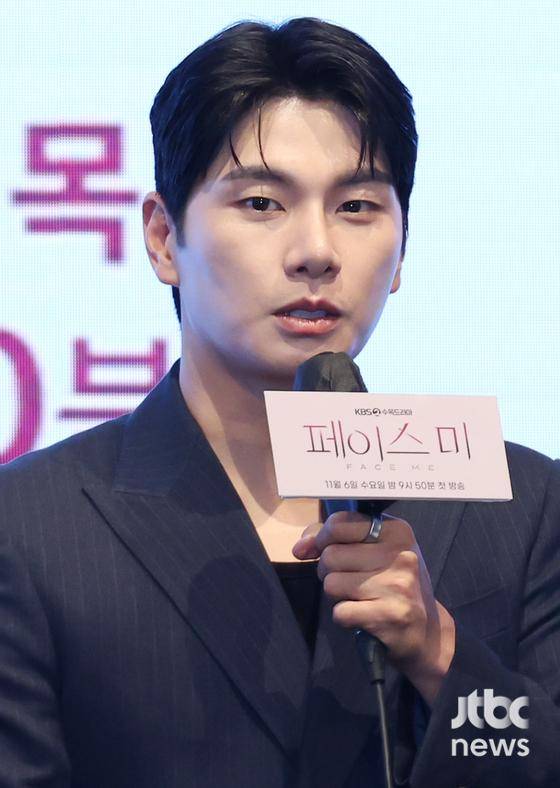 6일 오후 서울 구로구 신도림 더 세인트에서 KBS2 '페이스미' 제작발표회가 열렸다. 조록환 감독과 배우 이민기, 한지현, 이이경, 전배수가 참석했다.  김현우 엔터뉴스팀 기자 kim.hyunwoo3@jtbc.co.kr (콘텐트비즈니스본부)