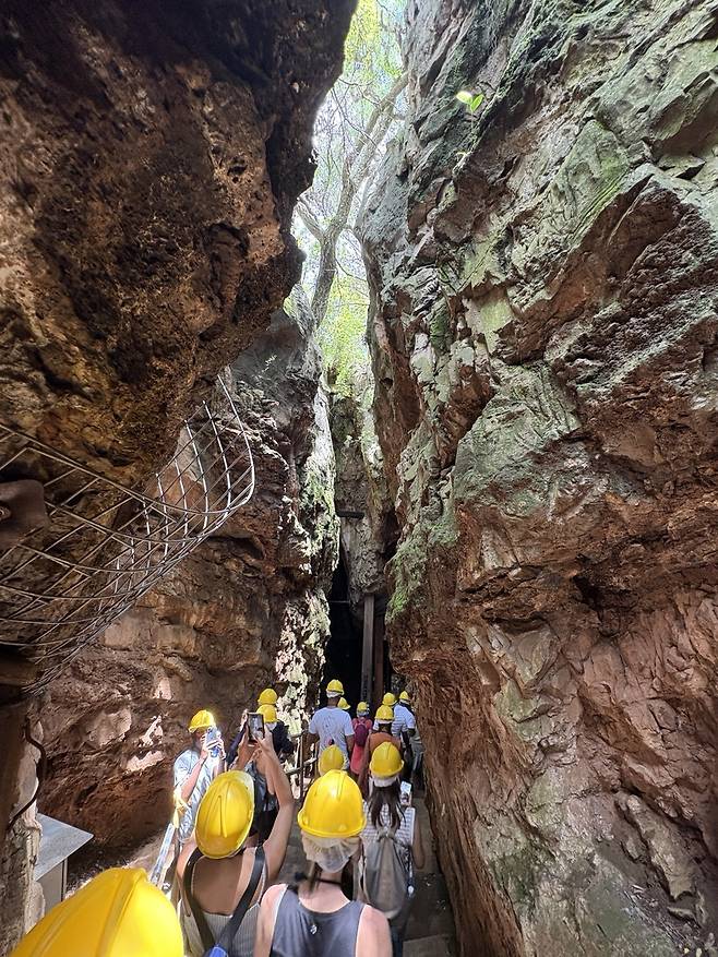 5일(현지시각) '제13회 세계 과학기자대회(WCSJ)'에 참가한 과학 기자들이 남아공 스테르크폰테인 동굴을 둘러보고 있다. 스테르크폰테인 동굴은 고인류 화석이 500점 이상 발굴된 중요한 발굴 현장이다./한국과학기자협회 공동취재단