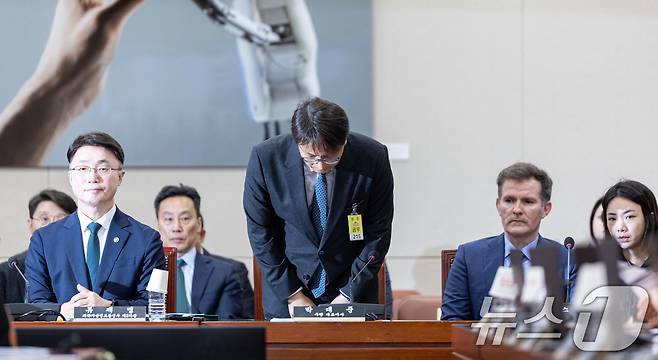 박대준 쿠팡 대표이사가 2일 서울 여의도 국회에서 열린 제429회국회(정기회) 과학기술정보방송통신위원회 제18차 전체회의에 출석해 고개 숙여 인사하고 있다. 2025.12.2/뉴스1 ⓒ News1 이승배 기자