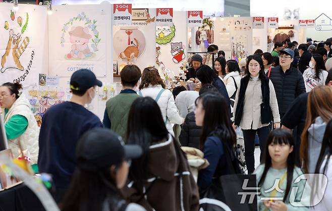 7일 서울 강남구 SETEC(세텍)에서 열린 제35회 궁디팡팡 캣페스타를 찾은 관람객들이 부스를 둘러보고 있다. 2025.12.7/뉴스1 ⓒ News1 이호윤 기자
