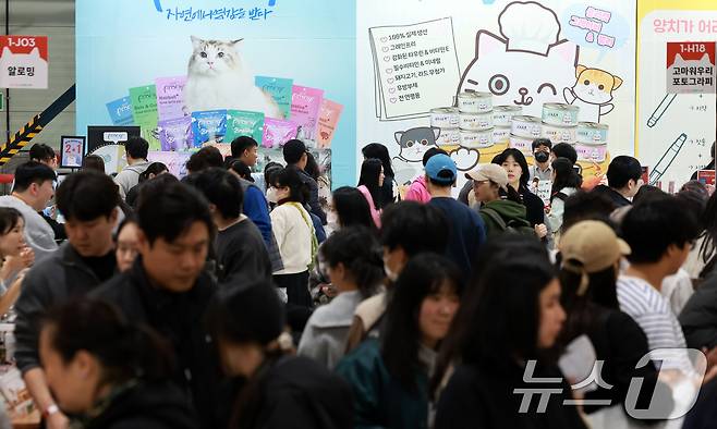 7일 서울 강남구 SETEC(세텍)에서 열린 제35회 궁디팡팡 캣페스타를 찾은 관람객들이 부스를 둘러보고 있다. 2025.12.7/뉴스1 ⓒ News1 이호윤 기자