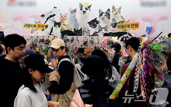 7일 서울 강남구 SETEC(세텍)에서 열린 제35회 궁디팡팡 캣페스타를 찾은 관람객들이 부스를 둘러보고 있다. 2025.12.7/뉴스1 ⓒ News1 이호윤 기자