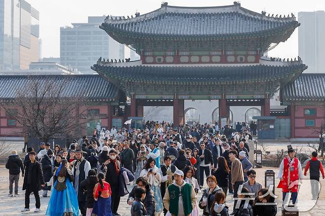 절기상 대설(大雪)이지만 서울 낮 12도 등 포근한 날씨를 보인 7일 종로구 경복궁에 관광객들이 입장하고 있다. 2025.12.7/뉴스1 ⓒ News1 안은나 기자