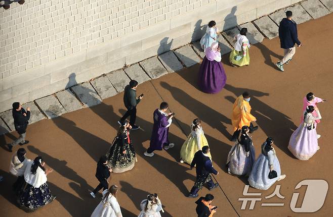 절기상 대설(大雪)인 7일 서울 종로구 경복궁 인근에서 관광객들이 포근한 날씨를 맞아 한복을 입고 나들이를 하고 있다. 2025.12.7/뉴스1 ⓒ News1 임세영 기자