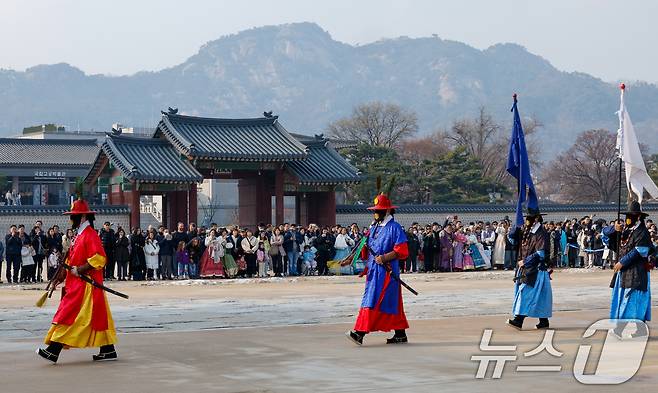 절기상 대설(大雪)이지만 서울 낮 12도 등 포근한 날씨를 보인 7일 종로구 경복궁에서 관광객들이 수문장 교대식을 보고 있다. 2025.12.7/뉴스1 ⓒ News1 안은나 기자