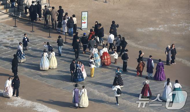 절기상 대설(大雪)인 7일 서울 종로구 경복궁에서 관광객들이 포근한 날씨를 맞아 나들이를 하고 있다. 2025.12.7/뉴스1 ⓒ News1 임세영 기자