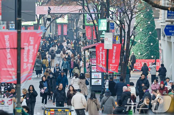 무비자 입국과 중일 항공편 취소 여파 등으로 유커(중국인 관광객)가 늘고 있는 7일 서울 중구 명동거리가 관광객들로 북적이고 있다. 2025.12.7/뉴스1 ⓒ News1 안은나 기자