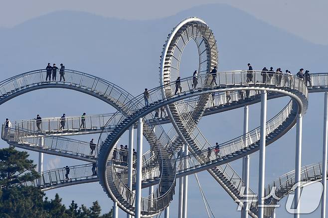 절기상 대설 (大雪)이자 휴일인 7일 경북 포항시 북구 환호공원에 있는 스페이스워크에서 관광객들이 휴일을 보내고 있다. 2025.12.7/뉴스1 ⓒ News1 최창호 기자