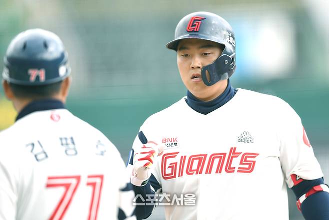 롯데 한동희가 26일 사직야구장에서 열린 KBO리그 시범경기 한화와 경기 4회말 무사2루 1타점 적시타를 친 후 김평호 코치와 하이파이브를 하고 있다. 사직 | 최승섭기자 thunder@sportsseoul.com