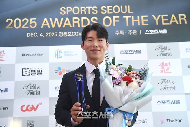 LA 다저스 김혜성이 4일 서울 영등포 타임스퀘어 CGV 영등포 스크린X관에서 열린 ‘제39회 스포츠서울 올해의 상’에서 특별상을 수상한 후 포즈를 취하고 있다. 영등포 | 최승섭기자 thunder@sportsseoul.com