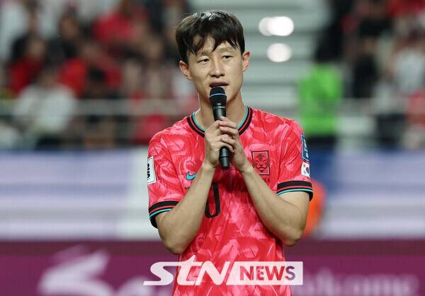 11회 연속 월드컵 본선 진출에 성공한 한국 축구대표팀 이재성이 10일 서울 마포구 서울월드컵경기장에서 열린 2026 국제축구연맹(FIFA) 북중미월드컵 아시아 3차 예선 쿠웨이트와의 경기를 마친 후 인사말을 하고 있다. /사진=뉴시스