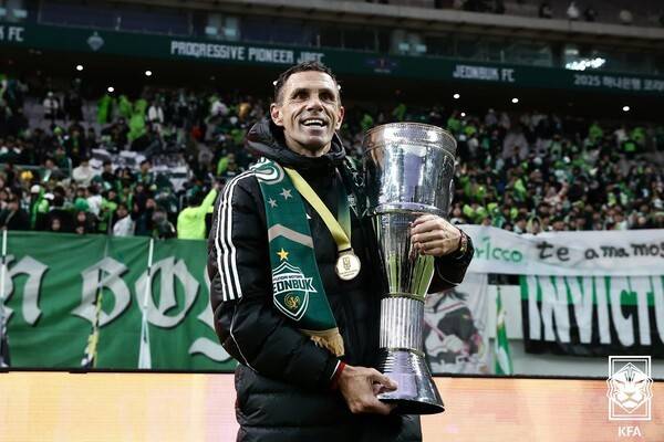 2관왕을 달성한 뒤 트로피와 함께 팬들과 사진을 찍는 전북현대 거스 포옛 감독. /사진=KFA