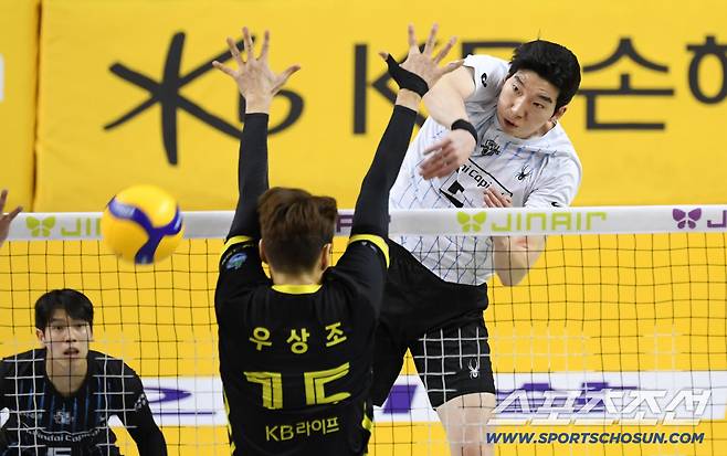 29일 의정부 경민대학교 체육관에서 열린 V리그 남자부 KB손해보험과 현대캐피탈의 경기. 현대캐피탈 허수봉이 상대 블로킹을 피해 공격을 시도하고 있다. 의정부=박재만 기자 pjm@sportschosun.com/2025.11.29/