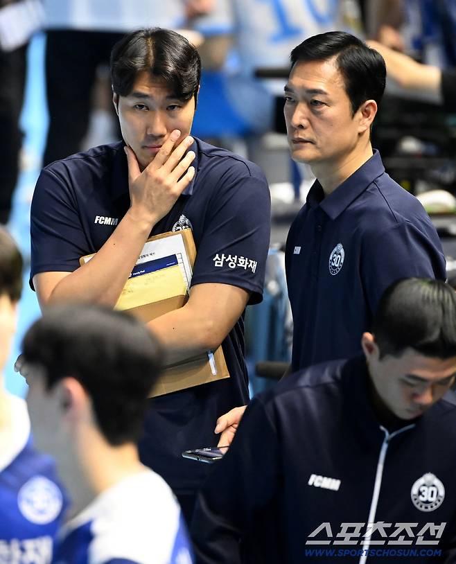 7일 인천계양체육관에서 열린 V리그 남자부 대한항공과 삼성화재의 경기. 경기를 지켜보는 삼성화재 김상우 감독의 모습. 인천=허상욱 기자wook@sportschosun.com/2025.12.07/