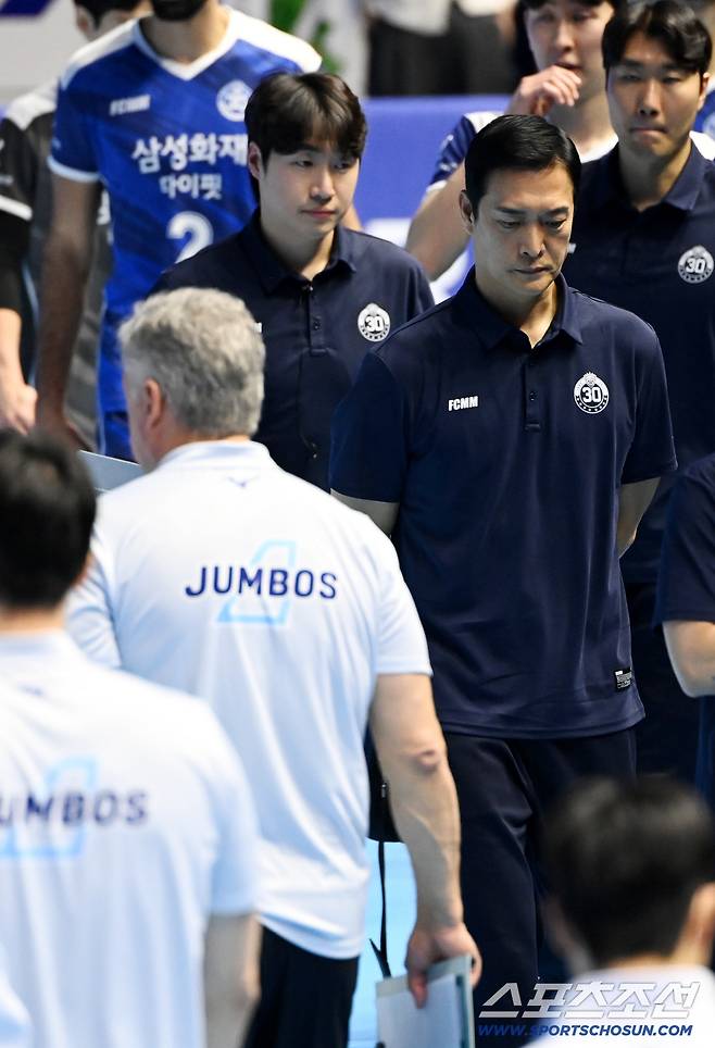 7일 인천계양체육관에서 열린 V리그 남자부 대한항공과 삼성화재의 경기. 삼성화재 김상우 감독이 1세트를 패한 후 대한항공 조토 감독과 엇갈리고 있다. 인천=허상욱 기자wook@sportschosun.com/2025.12.07/