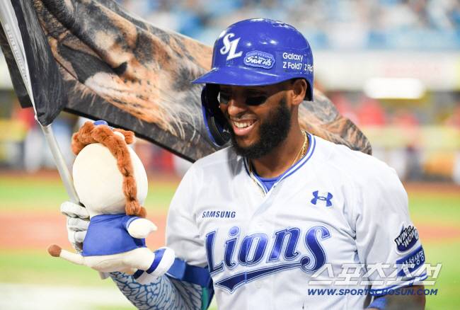 11일 대구 라이온즈파크에서 열린 삼성 라이온즈와 SSG 랜더스의 경기. 4회말 1사 삼성 디아즈가 솔로포를 날린 뒤 환호하고 있다. 대구=박재만 기자 pjm@sportschosun.com/2025.09.11/