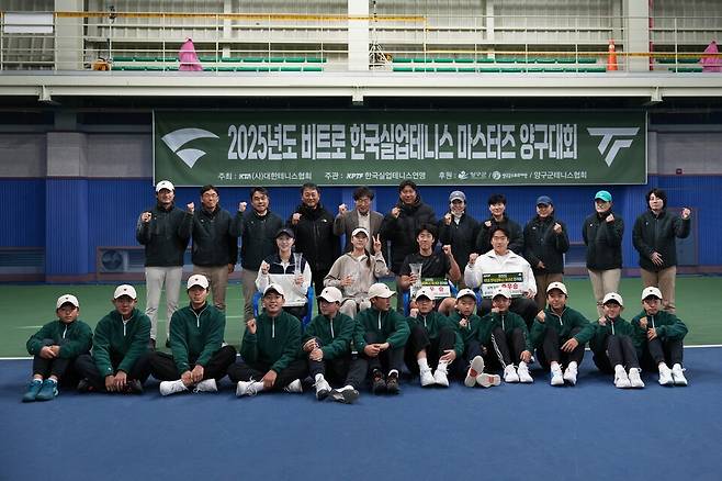 단식 결승전 후 시상식에 참가한 입상 선수와 관계자들.