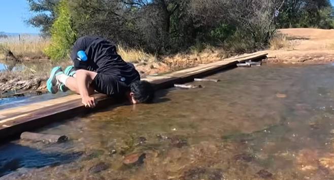 7일 방송되는 MBC 예능 프로그램 '극한84' 2회에서 배우 권화운이 생애 첫 트레일 마라톤인 ‘빅5 마라톤’에 도전하며 우승을 노린다. '극한84'의 이번 도전 과제는 사자와 코끼리 등 야생 동물이 서식하는 사파리 지역의 험난한 지형과 1,100m 고지대의 희박한 산소를 극복해야 하는 고난도 레이스다. 권화운은 '극한84' 출전을 위해 전년도 우승 기록을 분석하고 남산과 인왕산을 오르내리며 한 달간 512km를 달리는 강도 높은 훈련을 소화했다. 실제 경기에서 권화운은 4분대 페이스를 유지하며 카메라 감독이 따라잡기 힘들 정도의 압도적인 스피드를 보여주었다. 권화운의 전략적인 레이스와 최종 결과는 '극한84' 본방송에서 공개된다.