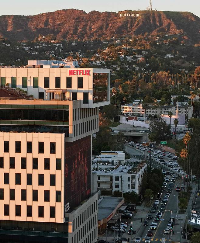 12월 5일 캘리포니아주 로스앤젤레스 소재 넷플릭스본사 건물 뒤로 헐리우드 사인이 보인다./AFP 연합뉴스