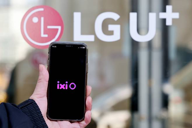 LG유플러스의 인공지능(AI) 통화 앱 '익시오'의 통화정보 일부가 유출되는 사고가 발생했다. 7일 통신업계에 따르면 LG유플러스는 지난 2일 오후 8시부터 3일 오전 10시 59분까지 익시오를 새로 설치하거나 재설치한 이용자 101명에게 다른 고객 36명의 통화 내용 요약, 통화 상대방 전화번호, 통화 시각 등이 새어나간 것으로 밝혀졌다. 사진은 7일 서울 용산구 LG유플러스 본사와 익시오 통화 앱. /연합뉴스