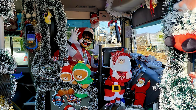 부산 187번 ‘산타버스’가 9년째 겨울 명물로 사랑받고 있다. 버스기사 주형민 씨는 일주일간 67시간을 들여 장식을 직접 만들고 사비까지 투입하며 “나눔의 기쁨이 더 크다”고 말했다. 주형민 씨 제공