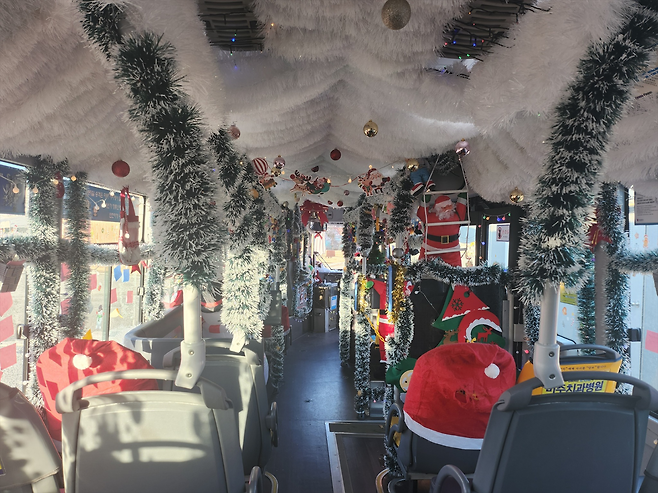 산타버스의 내부. 천장에는 구름을 연상시키는 솜털이 붙어있고, 의자는 산타 모자 등으로 꾸며져 있다. 안전을 위해 손잡이 일부에는 장식품이 붙어있지 않은 세심한 배려도 눈에 띈다. 주형민 제공