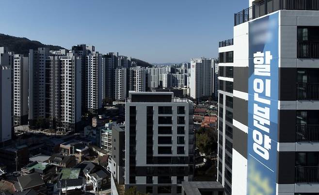 대구의 한 아파트에 할인분양 관련 현수막이 붙어있다. 사진=뉴시스